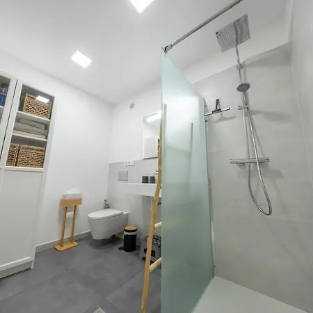 Spacious Renovated House In Apartment