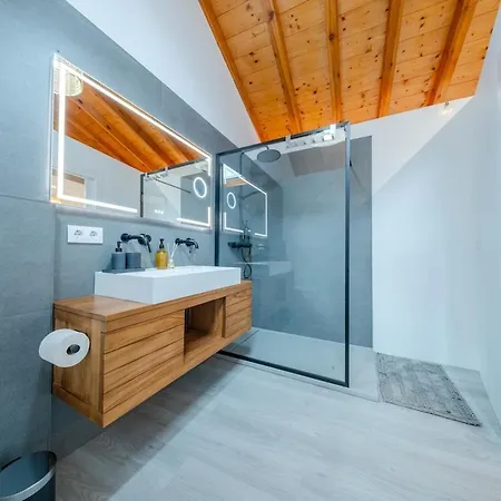 Spacious Renovated House In Apartment *